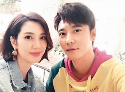 ​张丹峰洪欣罕见同框，陪女儿外出游玩，夫妻恩爱力证情不变