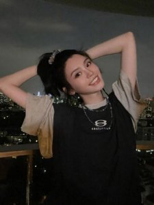 ​奚梦瑶高马尾随拍显少女 托腮甜笑对镜头甜美比耶