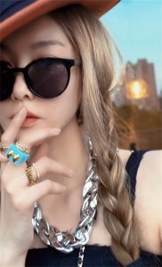 ​《回家的诱惑》艾莉是谁扮演的(穿超短裙秀长腿险走光，2万毛衣倒穿)