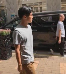 ​谢霆锋官方身高174公分，给人印象并不矮，实际情况却与想象不同