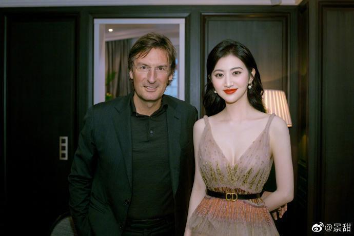 景甜戛纳行现身VOGUE晚宴 甩掉“村花美”一袭薄纱长裙典雅大方