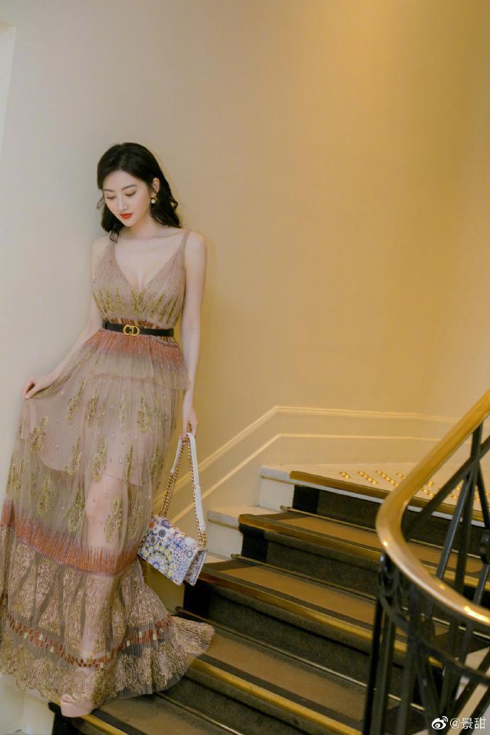 景甜戛纳行现身VOGUE晚宴 甩掉“村花美”一袭薄纱长裙典雅大方