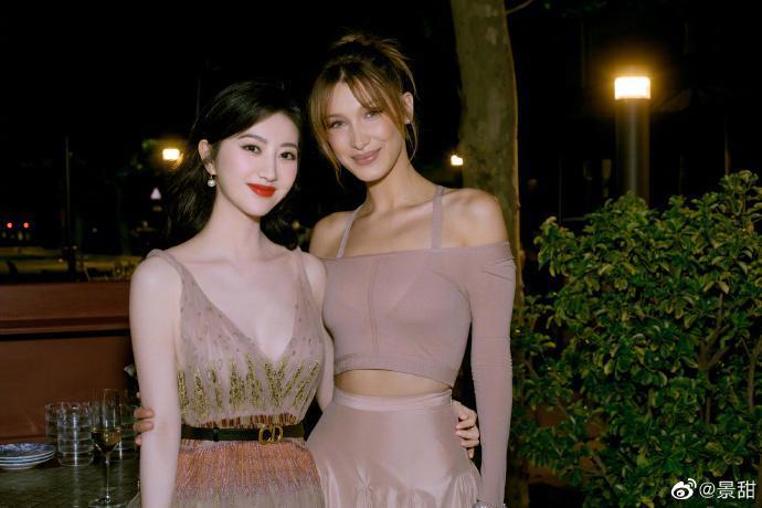 景甜戛纳行现身VOGUE晚宴 甩掉“村花美”一袭薄纱长裙典雅大方