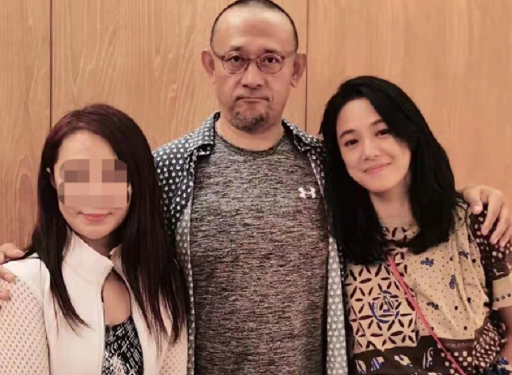 59岁姜文与二婚老婆排队核酸，身形暴瘦好低调，一旁周韵打扮俏皮