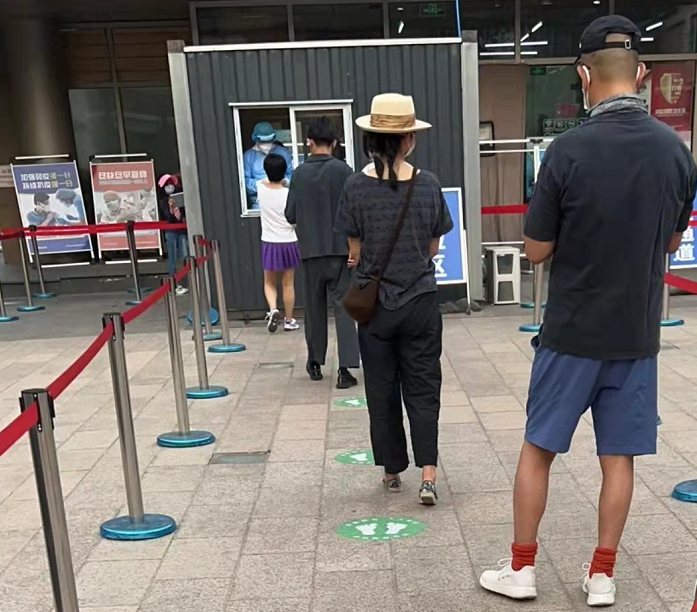 59岁姜文与二婚老婆排队核酸，身形暴瘦好低调，一旁周韵打扮俏皮