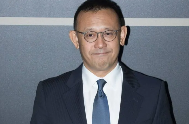 59岁姜文与二婚老婆排队核酸，身形暴瘦好低调，一旁周韵打扮俏皮