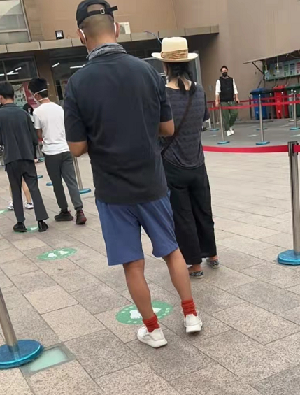 59岁姜文与二婚老婆排队核酸，身形暴瘦好低调，一旁周韵打扮俏皮