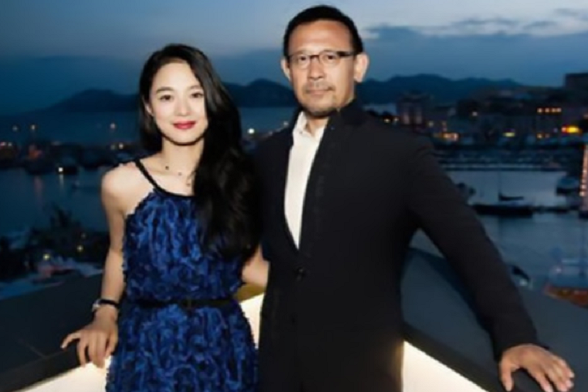 59岁姜文与二婚老婆排队核酸，身形暴瘦好低调，一旁周韵打扮俏皮