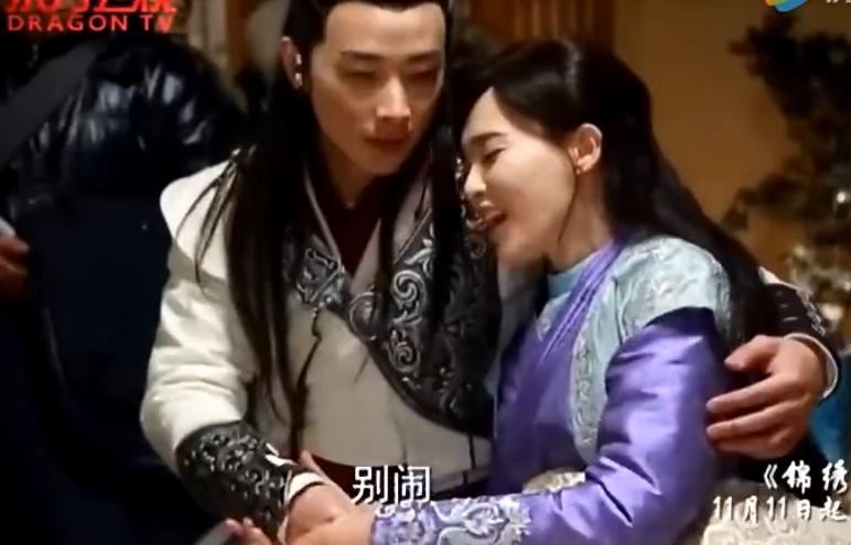 唐嫣罕见秀恩爱，在罗晋怀中撒娇：别闹