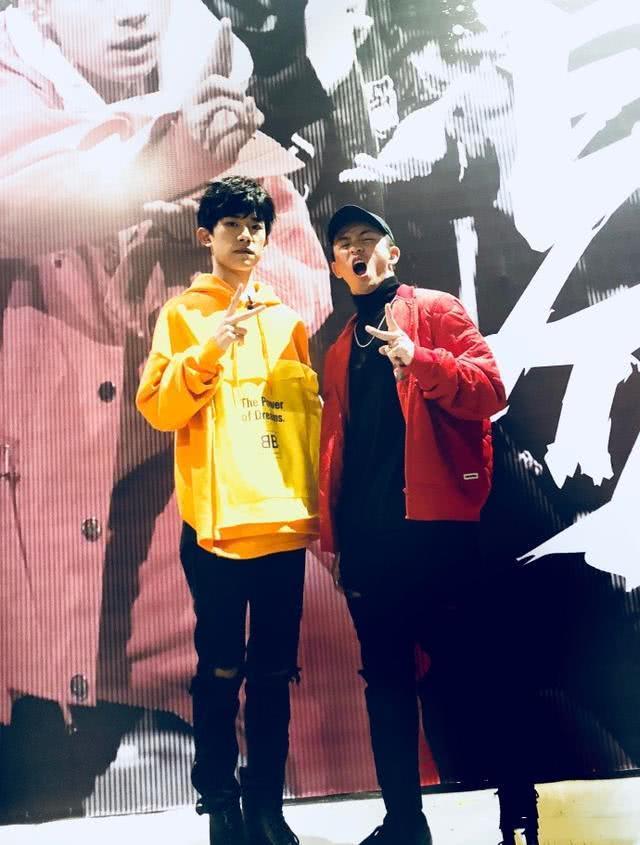 《这就是！街舞》易燃装置组韩宇夺冠，易烊千玺和队员的合照