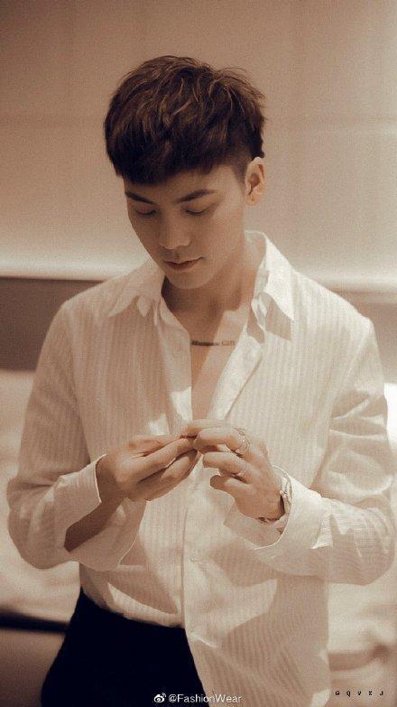 陈伟霆老年妆了解一下?不论什么年纪都是这条gai最帅气的仔