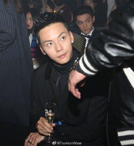 陈伟霆老年妆了解一下?不论什么年纪都是这条gai最帅气的仔