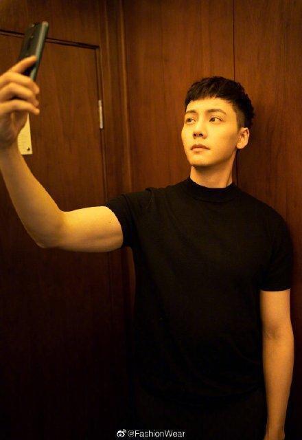 陈伟霆老年妆了解一下?不论什么年纪都是这条gai最帅气的仔