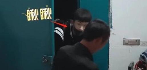 《变形计》最酷富二代,节目几乎全程戴口罩,摘下后颜值却超惊艳