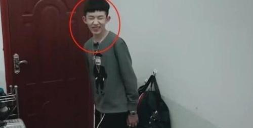 《变形计》最酷富二代,节目几乎全程戴口罩,摘下后颜值却超惊艳