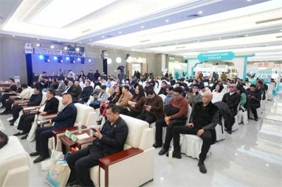 ​“洪湖莲藕”北京推介 顶流“哪吒”携3.25米长“藕霸”惊艳亮相