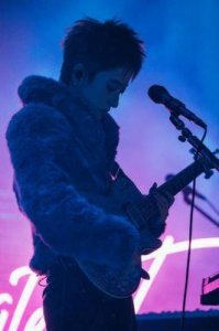 曾轶可新歌遭吐槽：山寨版李宇春重现江湖，造型引发热议