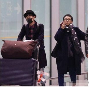 45岁否认已婚的何炅，与神秘男子亲密同游，此前与柴格传出绯闻