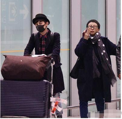 45岁否认已婚的何炅，与神秘男子亲密同游，此前与柴格传出绯闻