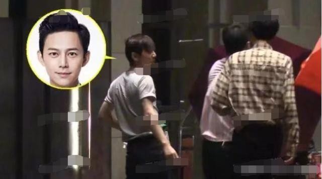 45岁否认已婚的何炅，与神秘男子亲密同游，此前与柴格传出绯闻