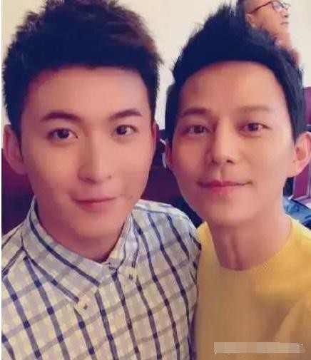 45岁否认已婚的何炅，与神秘男子亲密同游，此前与柴格传出绯闻