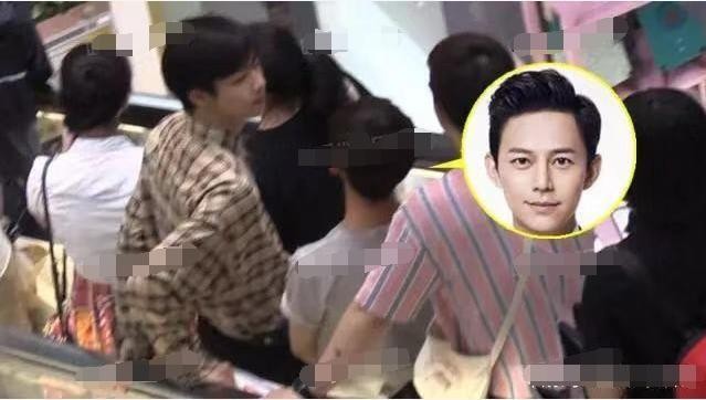 45岁否认已婚的何炅，与神秘男子亲密同游，此前与柴格传出绯闻