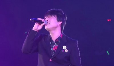 ​当他唱起《许多年以后》，在爱情中吃过苦的人泪如雨下