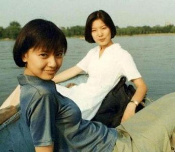 高圆圆高中旧照曝光：清纯颜值引发追捧，班主任称十个班男生追过她