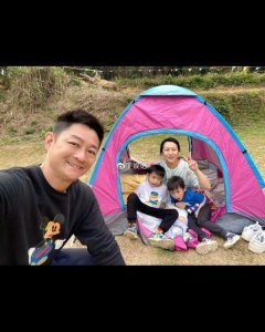 ​TVB绿叶沈可欣生日与家人到农庄庆祝 老公杨证桦深夜收工送惊喜