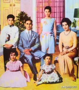 ​诗丽吉为保镖背叛普密蓬，在皇宫里歌舞升平，最终被“刮宫”处置