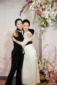 ​董璇晒合照为关悦庆生，友情温馨如初