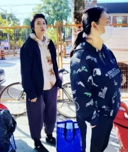 ​成龙私生女吴卓林现身国外街头 排队领取免费食物