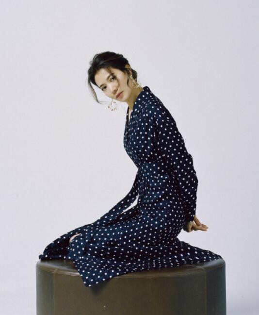 48岁袁咏仪拍写真