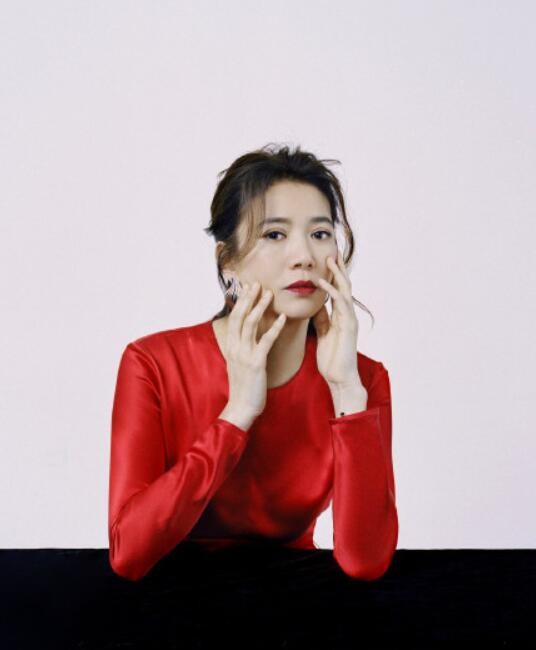 48岁袁咏仪拍写真