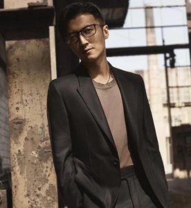 ​谢霆锋罕拍杂志大片 戴墨镜古铜色皮肤尽显男人味