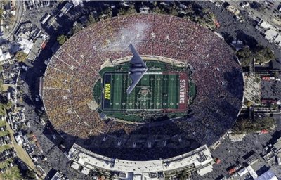 ​超级碗：轰炸机炫酷开场，超级明星中场助阵，这就是美国春晚