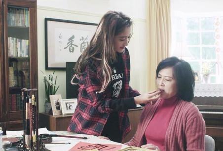 关晓彤的父母也是“虎妈猫爸”,她的虎妈比别的虎妈高明在哪里