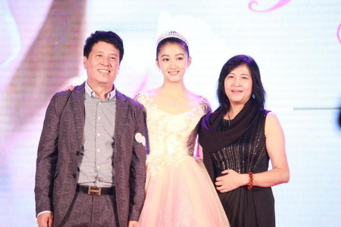 关晓彤的父母也是“虎妈猫爸”,她的虎妈比别的虎妈高明在哪里