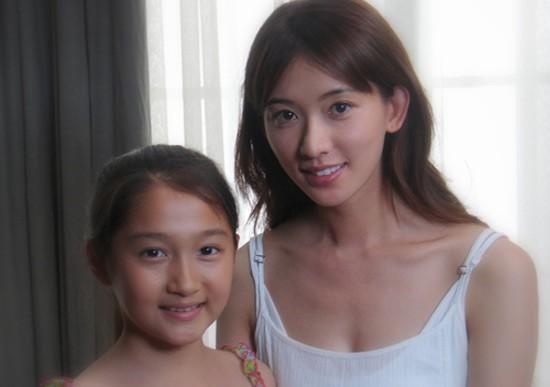 关晓彤的父母也是“虎妈猫爸”,她的虎妈比别的虎妈高明在哪里