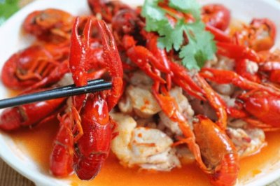 ​为啥龙虾尾比小龙虾便宜？超市员工说出了实情，明白后再买不吃亏