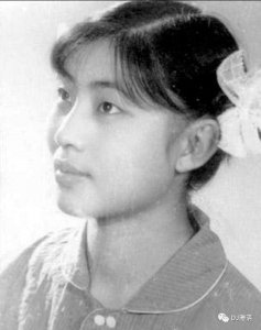 ​李炳淑与丈夫：青梅竹马女追男，丈夫爱“吃醋”