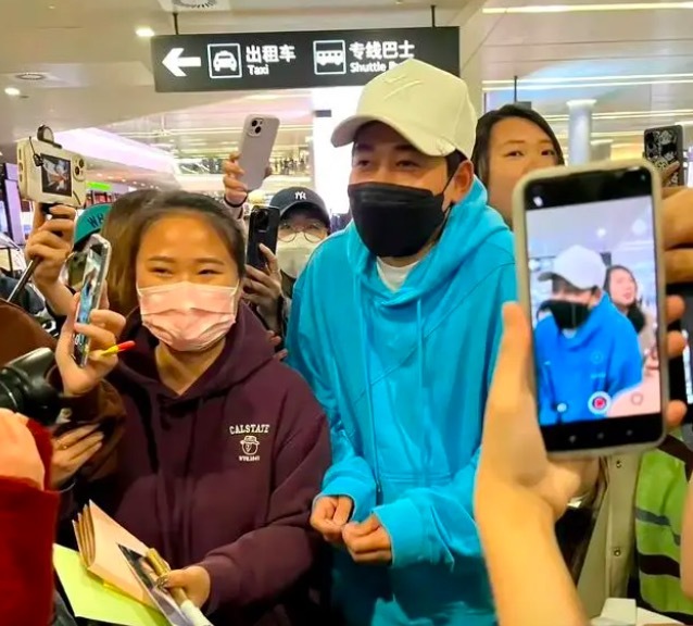 苏醒说希望半夜不要再有人来接机了 误以为自己突然红了