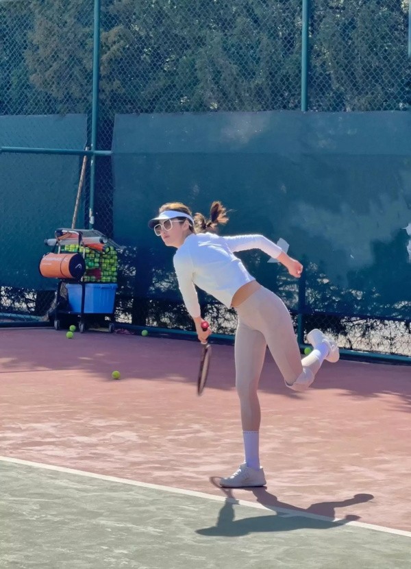 女星杨采钰运动写真,紧身衣凸显健美身段