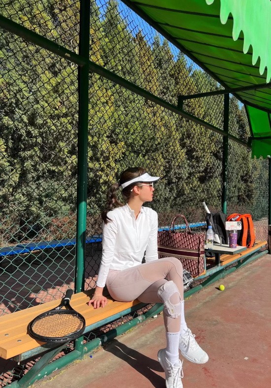 女星杨采钰运动写真,紧身衣凸显健美身段