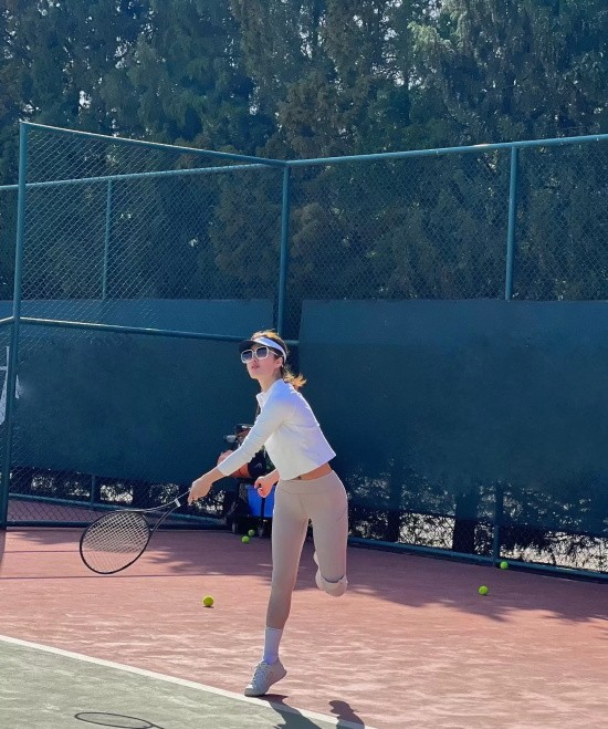 女星杨采钰运动写真,紧身衣凸显健美身段