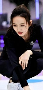 ​王鸥生图惊艳：运动装造型宛如行走的艺术品，颜值气场双在线