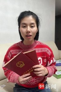 ​【紫牛头条】女子举着两个房产证寻找亲生父母，只想知道自己的身世