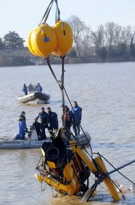 ​13年，云南富豪郝琳在法收购酒庄，前后两任庄主飞机失事坠机身亡