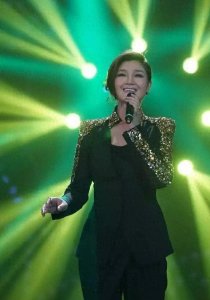 ​降央卓玛：因丈夫高颜值疯狂倒追，婚后生3胎，现在幸福美满