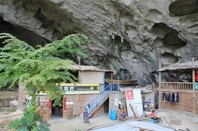 ​18户人隐居山洞60多年，相互通婚，自给自足，现在已集体搬到山下